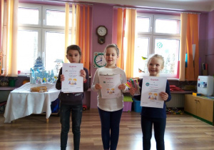 Marysia, Natalka i Hania prezentują swoje dyplomy